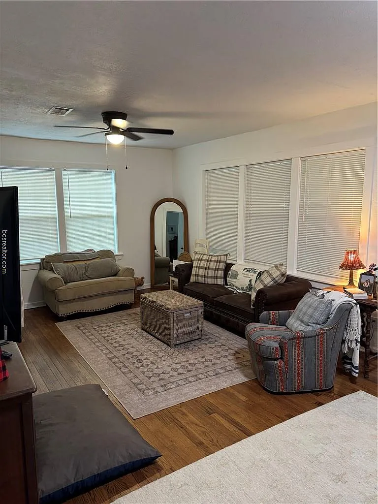 2 bed, 990 sqft, $1,500 — Photo 4
