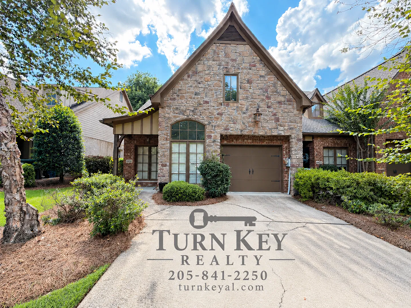 Beautiful 3-Bedroom Townhome in The Cotswolds Prime Location! — Photo 1