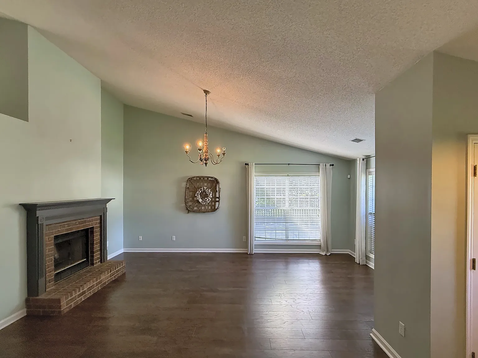 3 bed, 1468 sqft, $3,600 — Photo 3