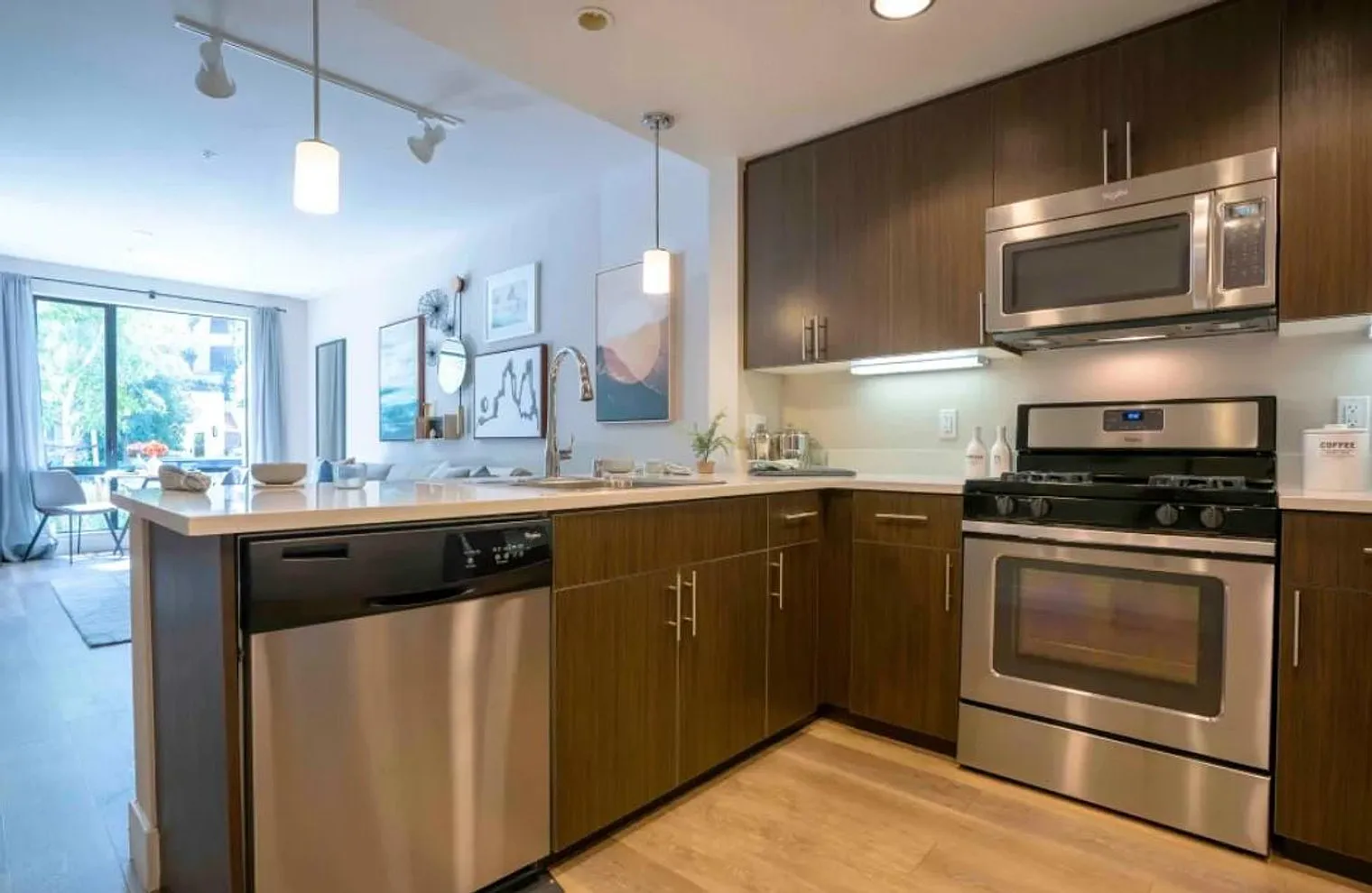 1 bed, 1.0 bath, 882 sqft, $7,371 — Photo 3