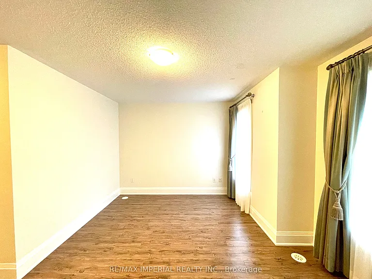 5 Oakburn Cres #Townhouse 8 — Photo 7