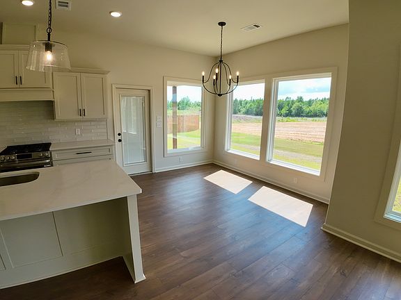 5th image of 212 Kelton Ln
