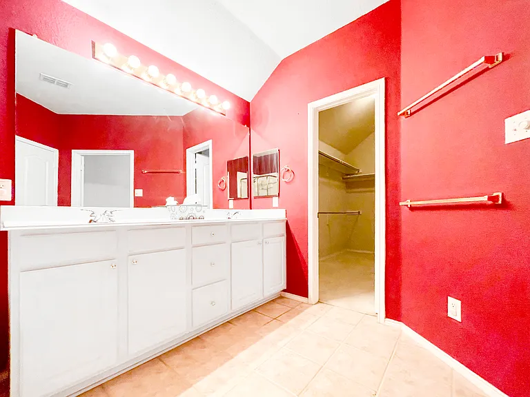 Primary Bathroom Ensuite, Separate Shower, Separate Tub, Dual Sink Vanity, and Walk-in Closet