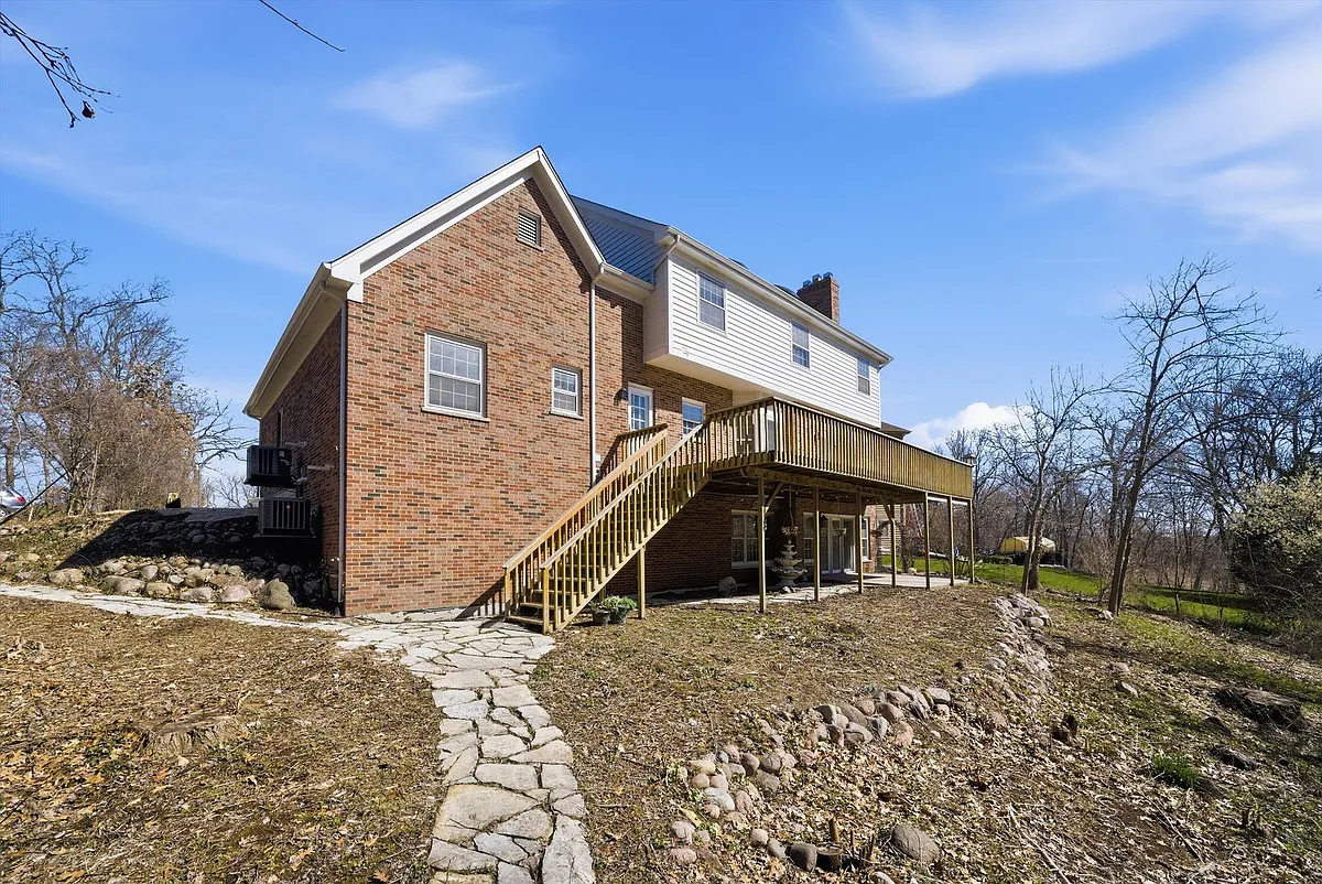 Building Photo - Triple Crown Ct