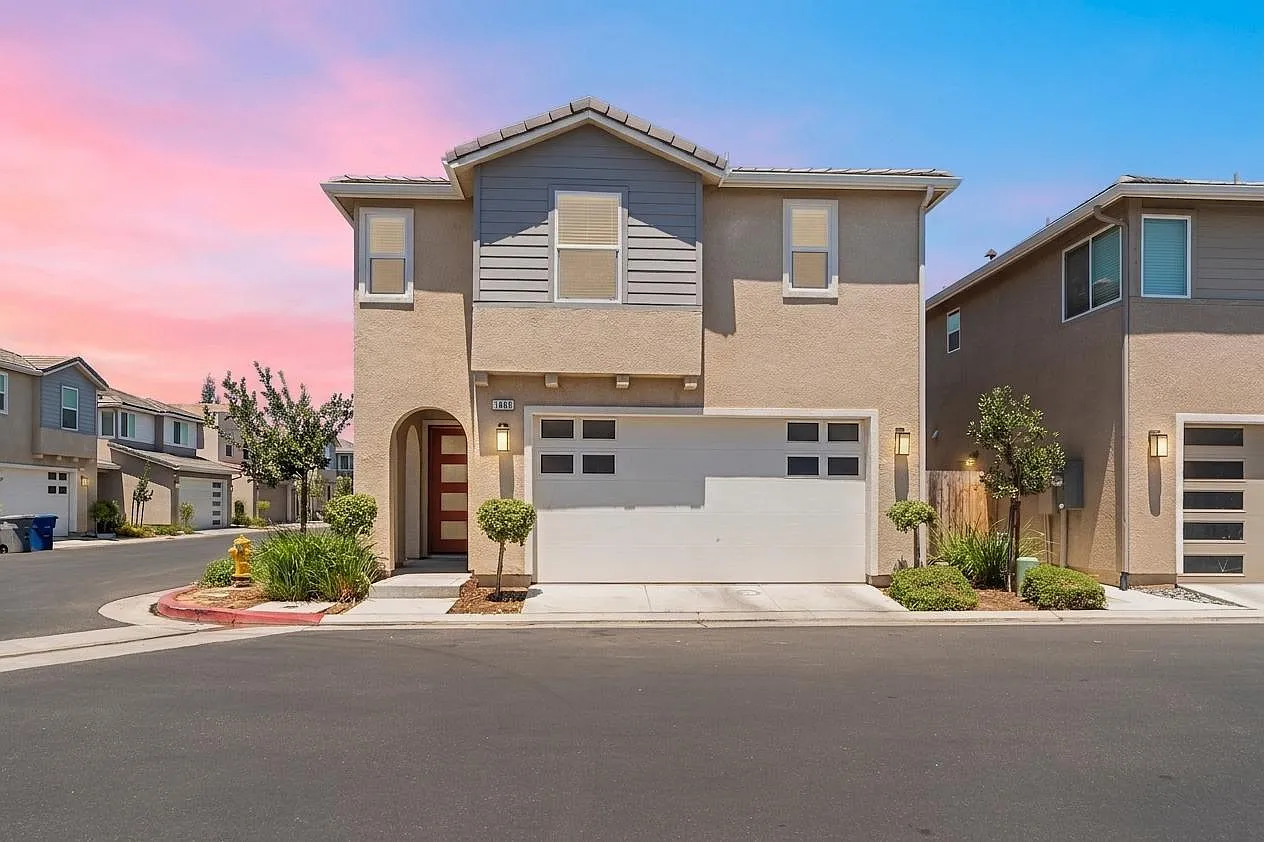 3 bed, 2.5 bath, 1656 sqft, $2,695 — Photo 2