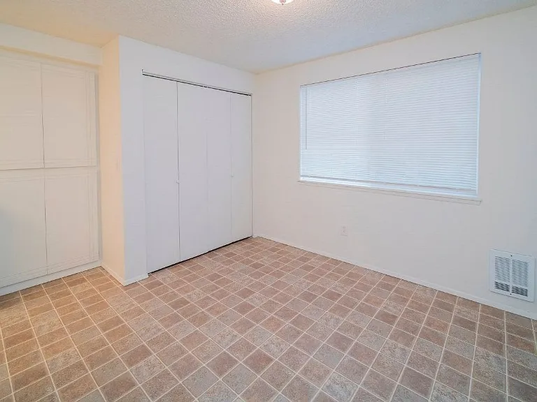 1022 Cedar Ave — Photo 3