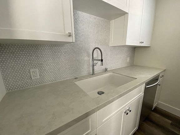3rd image of 420 Heliotrope Ave #1/2