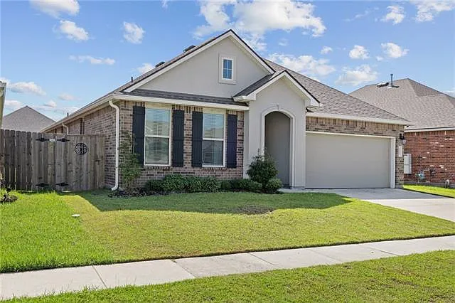 4 bed, 2.0 bath, 2079 sqft, $2,500 — Photo 2