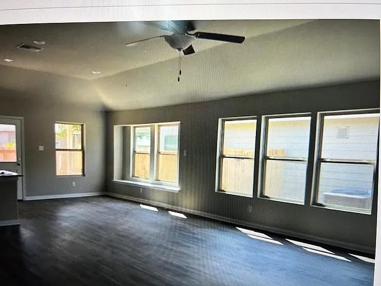 1109 Elm Fall — Photo 4