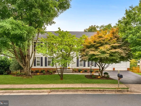 121 Regina Dr, Sterling, VA 20165