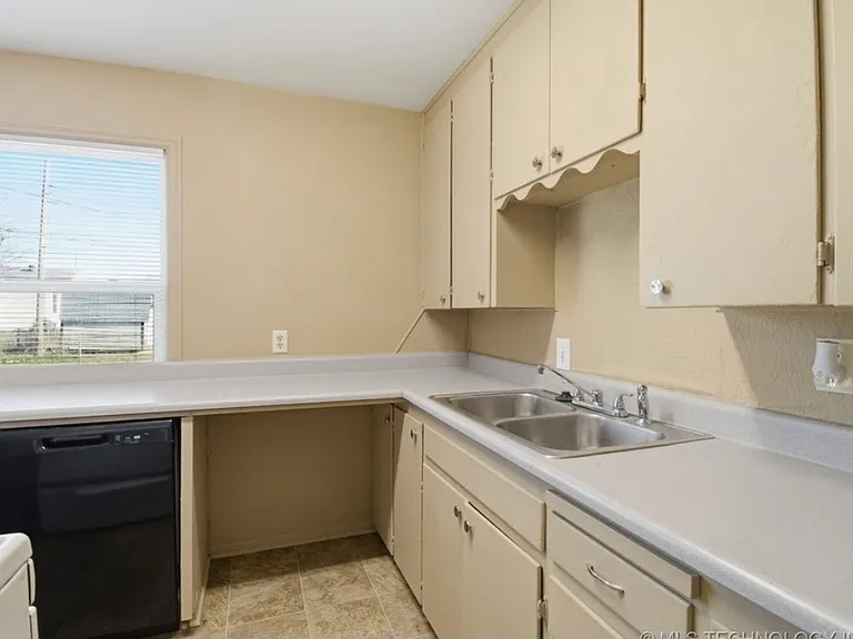 729 N 72nd East Ave — Photo 10