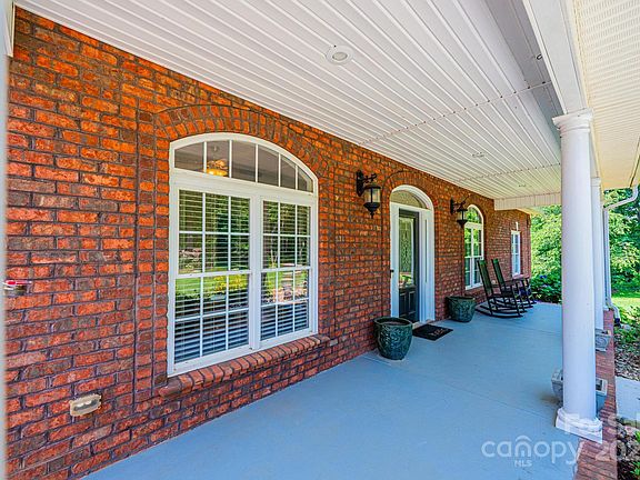 4th image of 4010 Carlton Dr