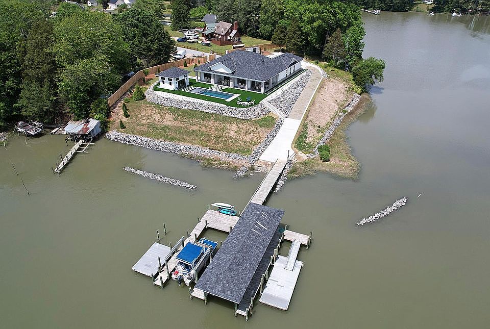 2nd image of 3592 Lighthouse Ln