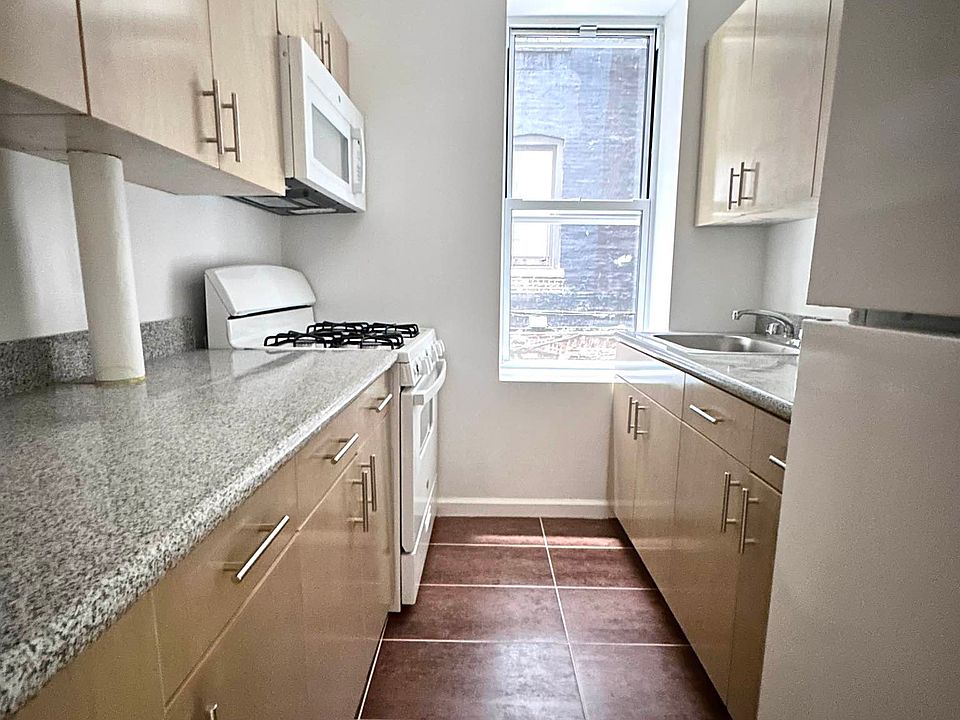 2nd image of 4455 Broadway APT 1E
