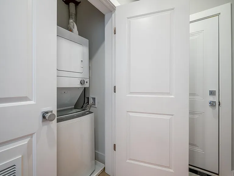 714 11th St NE #302 — Photo 21