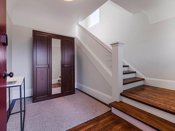 Private entry/foyer