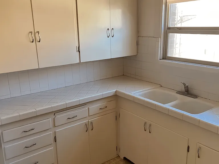 Broadway Apartments — Photo 6