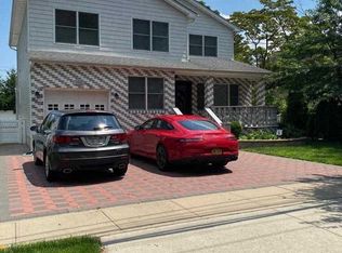 250 Andrews Rd, Mineola, NY 11501