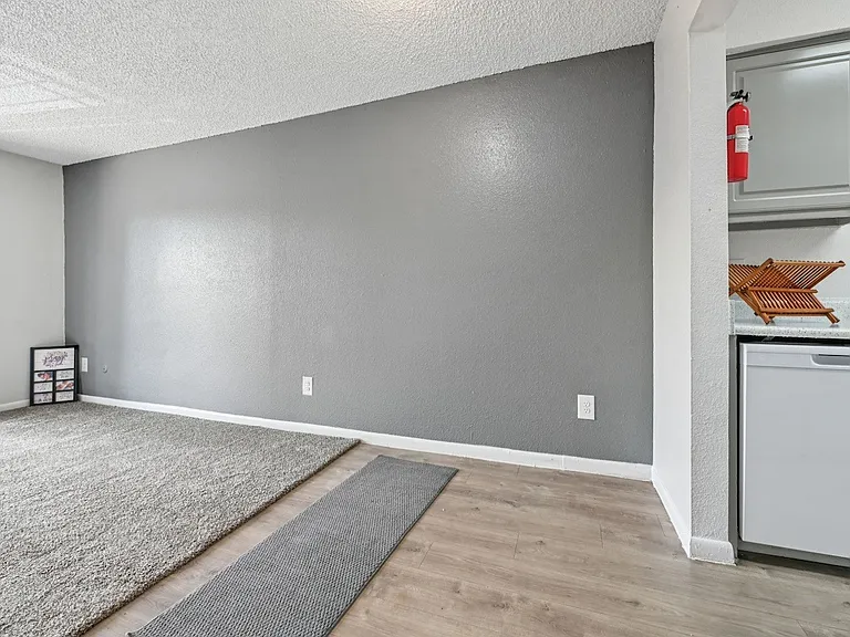 Pine Creek Apartments — Photo 14