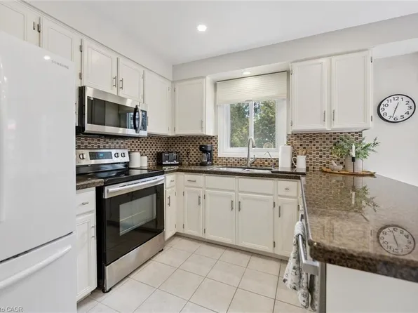 2155 Duncaster Dr #8, Burlington, ON L7P 4R4