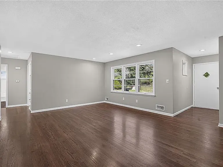 3 bed, 1408 sqft, $2,100 — Photo 4