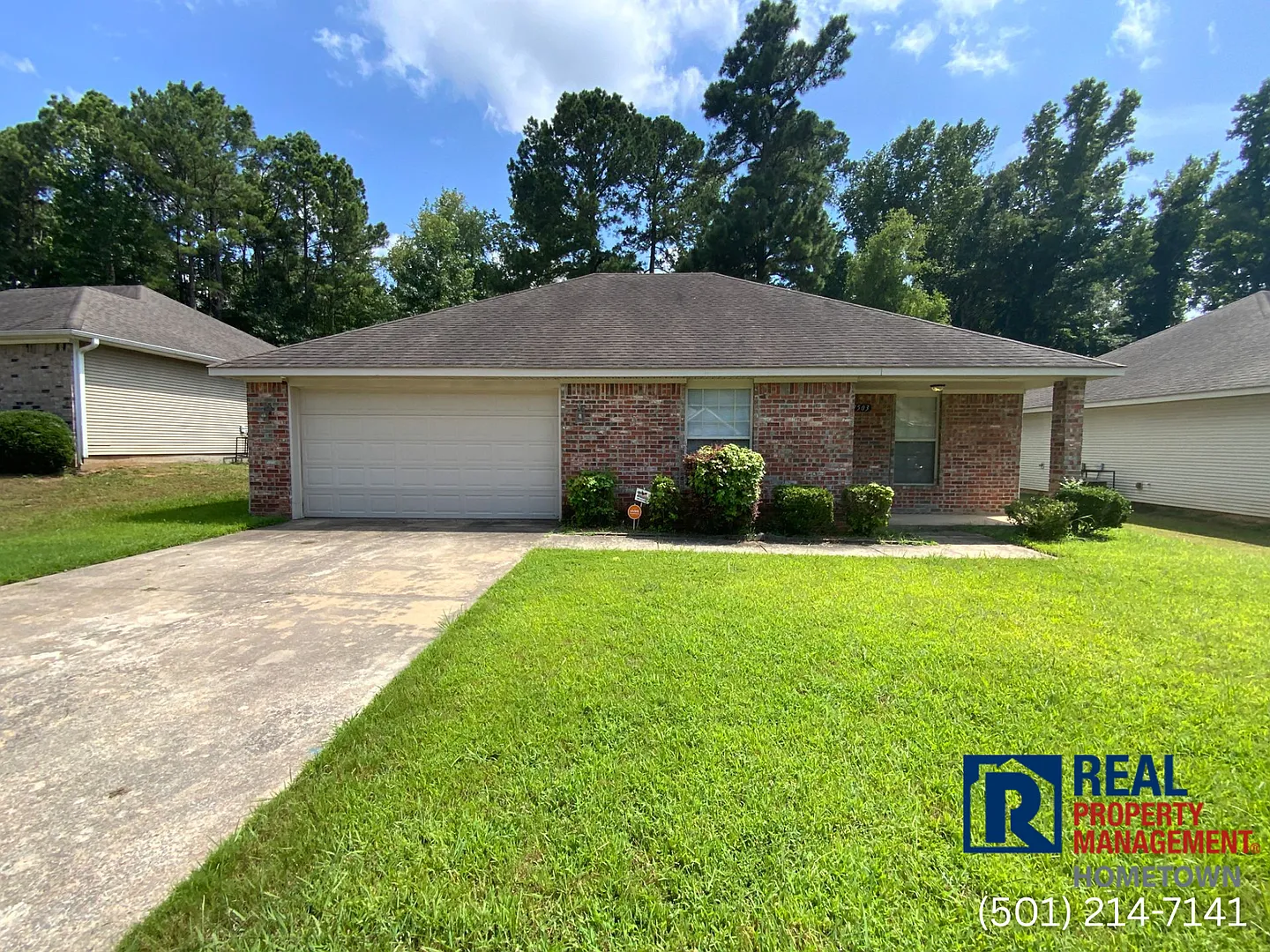 Beautiful 3 Bed, 2 Bath Home with Fireplace & 2-Car Garage in Little Rock — Photo 1