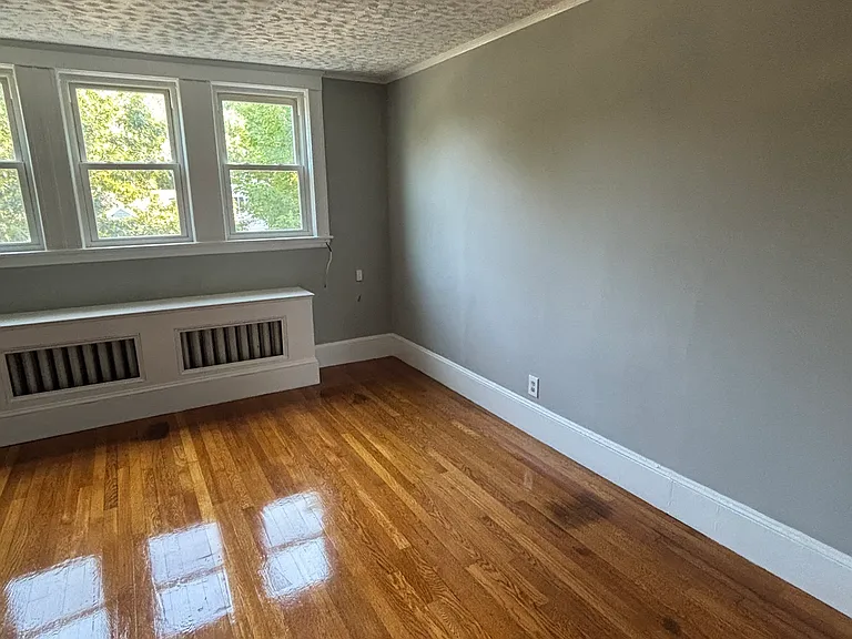 11-Living Room/ Bonus Room