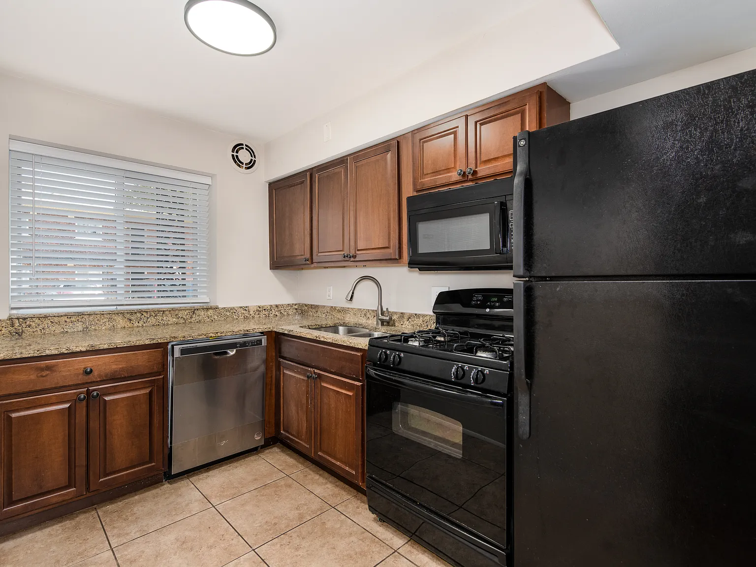 2 bed, $1,050 — Photo 2