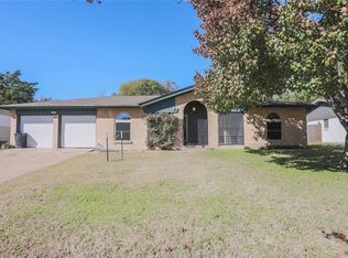 2305 Woodlawn Dr, Ennis, TX 75119