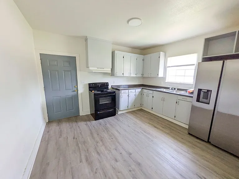 230 Moreland St — Photo 4