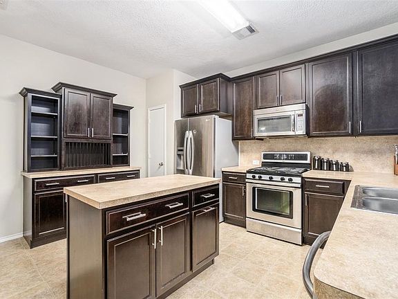 2nd image of 1522 Blossom Ln