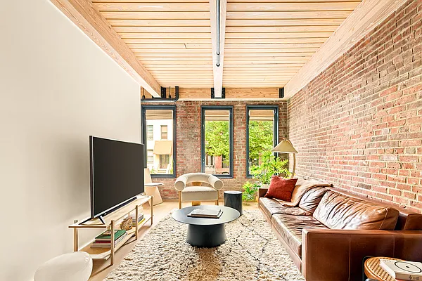 Living room, photo 2