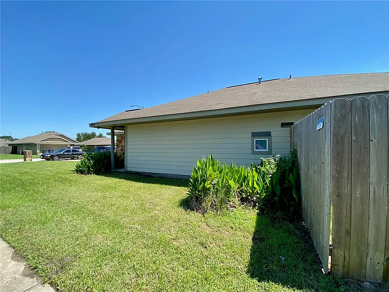 911 Crested Point Dr — Photo 11