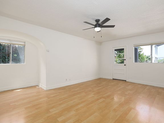 4th image of 832 Hyperion Ave #834-1/2
