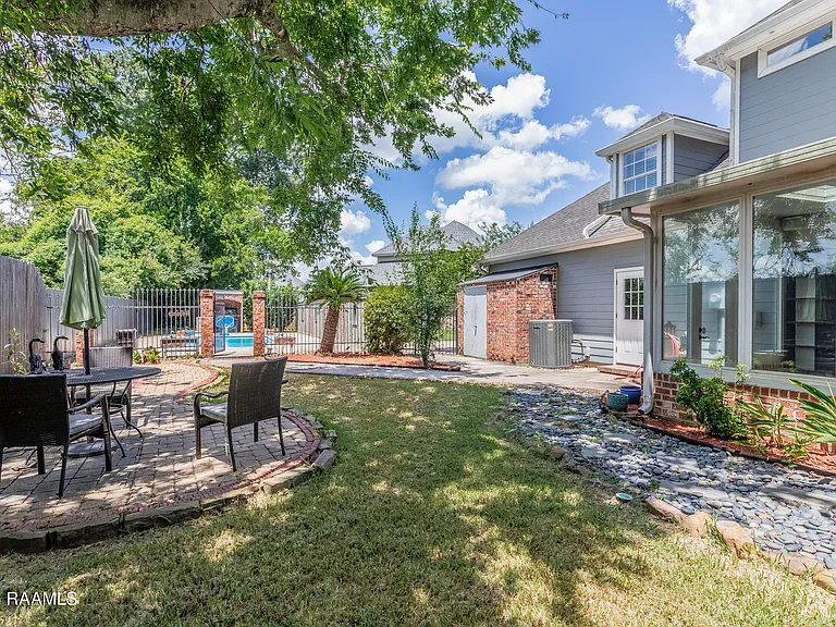 300 Oak Hollow Dr — Photo 46