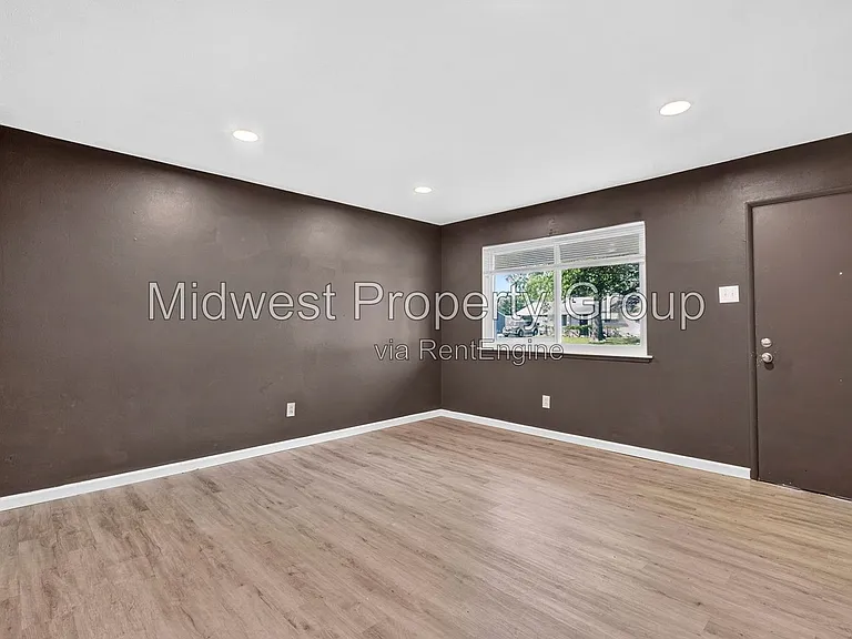 690 Central Pkwy — Photo 2
