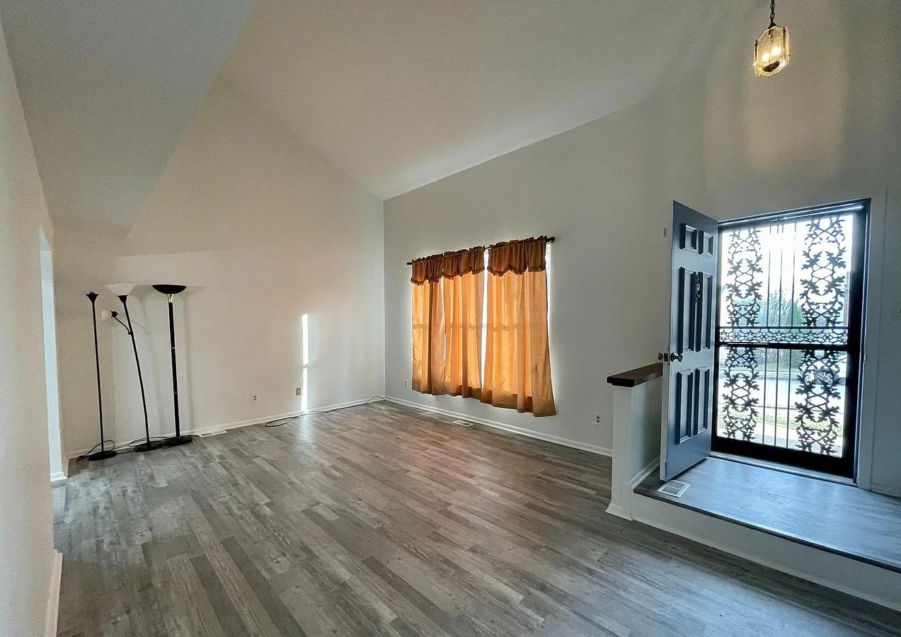 3 bed, 2.5 bath, 1700 sqft, $2,550 — Photo 2