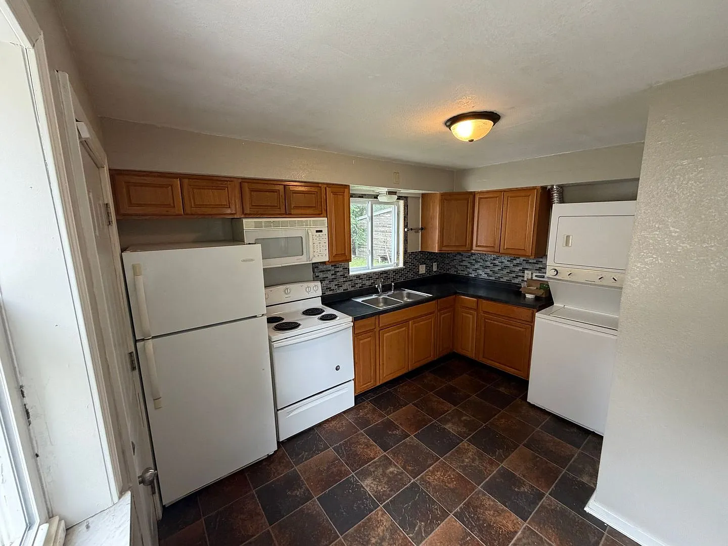 Welcome to this spacious 4-bedroom, 1-bathroom home located in the desirable neighborhood of Tole... — Photo 3