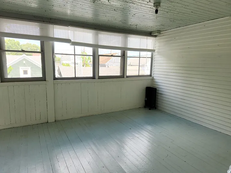 Sun Room off the Kitchen - Bonus Space