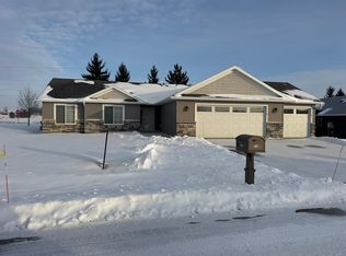 190 Highlands Cir, Zumbrota, MN 55992