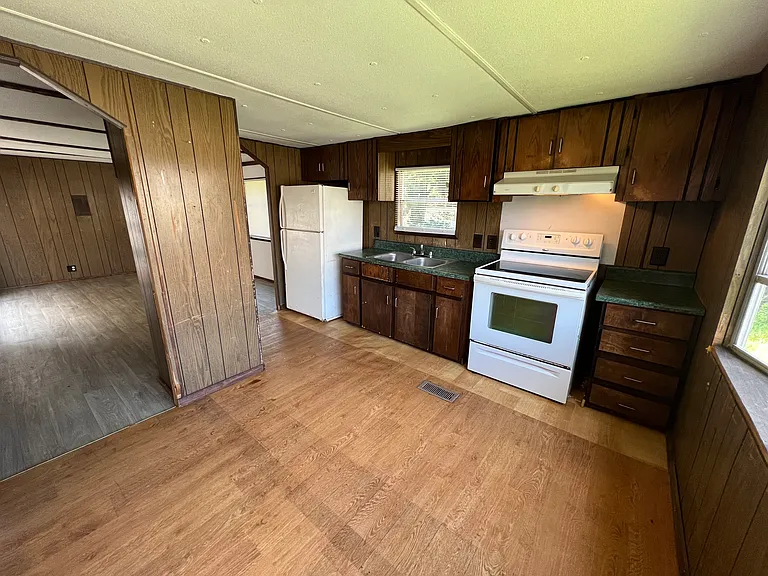 108 J Cobb Dr — Photo 2
