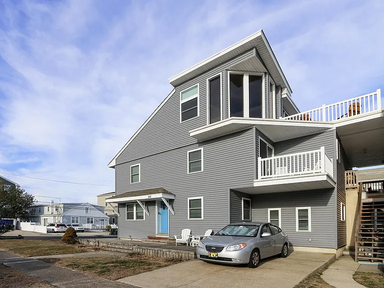 300 Beach Ave E — Photo 46