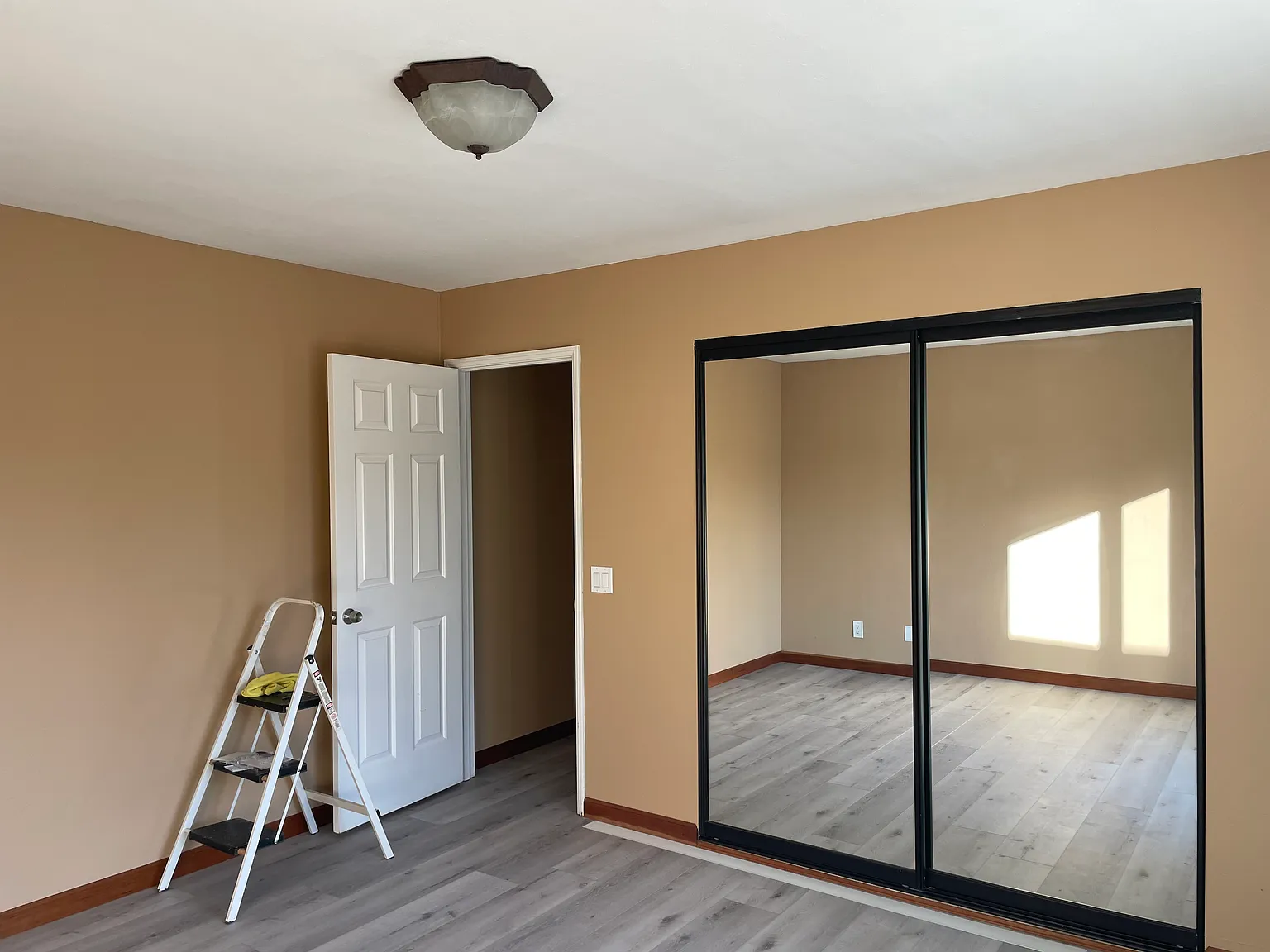 5 bed, 4044 sqft, $1,600 — Photo 2