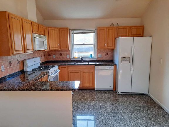 3rd image of 194 Zabriskie St #2