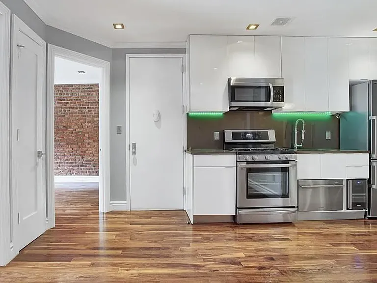 939 2nd Ave #3 — Photo 1