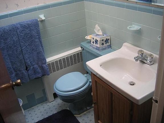 Second Full Bath In Hall