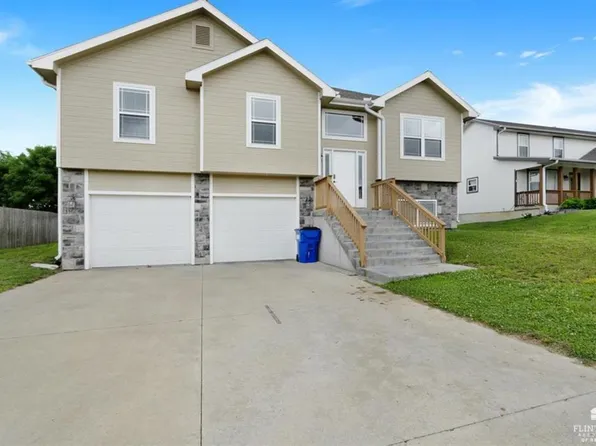 3017 Oakwood Dr, Junction City, KS 66441