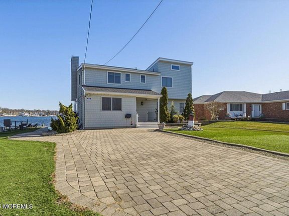 5th image of 32 Cove Road W