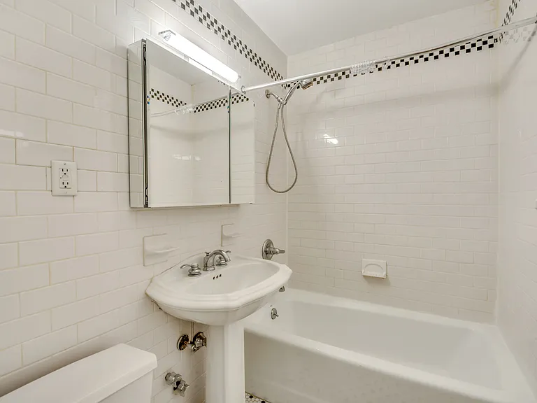 226 E 25th St #2A — Photo 4