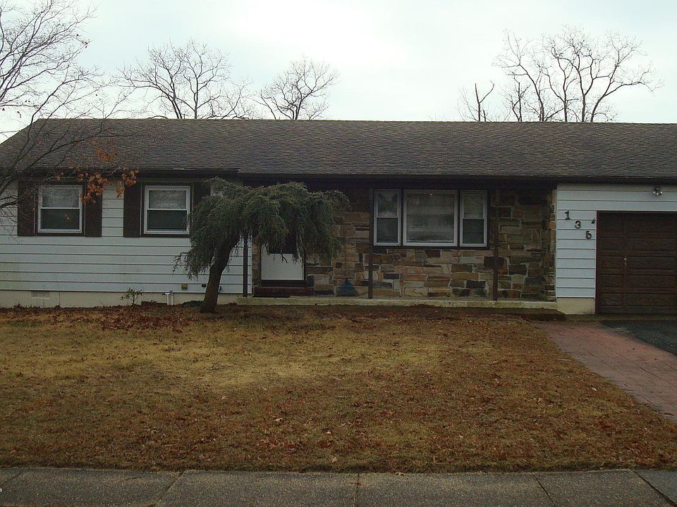 1st image of 135 Leaf Ln